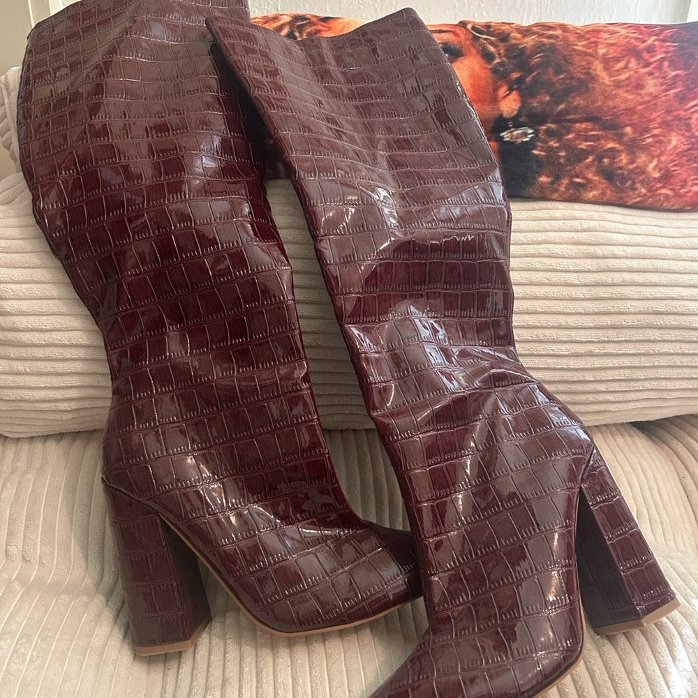 AKIRA Burgundy Croc-Pattern Heeled Boots